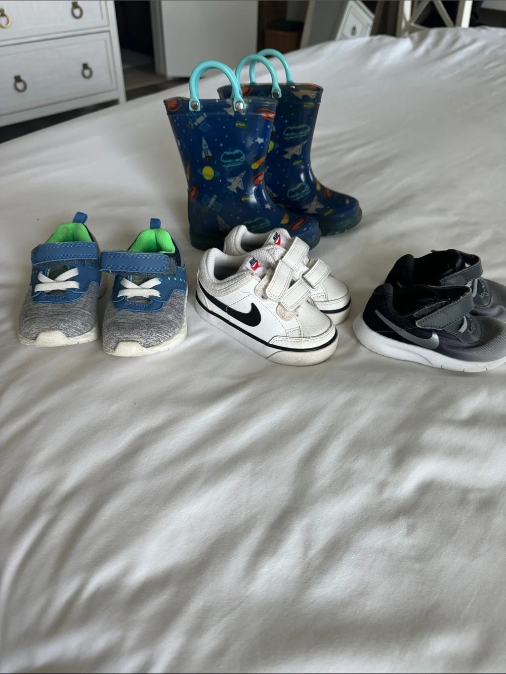 Bundle 4 pairs toddler boy sneakers Velcro straps / boots Nike,carters, size 5T